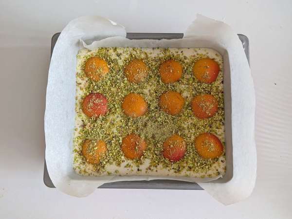 Cheesecake alle albicocche e pistacchi al forno: cremosa e facile da preparare - Preparazione tappa 5