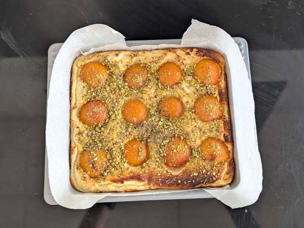 Cheesecake alle albicocche e pistacchi al forno: cremosa e facile da preparare - Preparazione tappa 7
