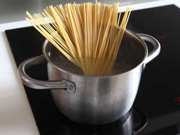 Spaghetti freddi con feta e pomodori secchi: una ricetta estiva fresca e gustosa - Preparazione tappa 1