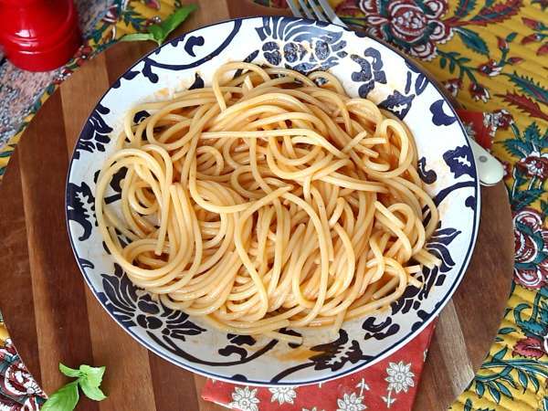 Spaghetti freddi con feta e pomodori secchi: una ricetta estiva fresca e gustosa - Preparazione tappa 4