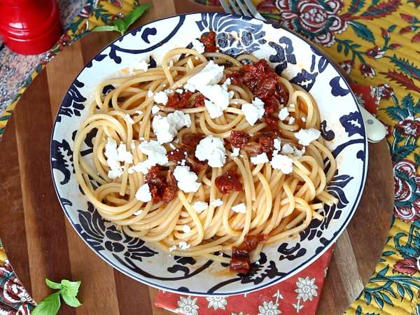Spaghetti freddi con feta e pomodori secchi: una ricetta estiva fresca e gustosa - Preparazione tappa 5
