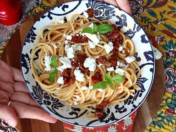 Spaghetti freddi con feta e pomodori secchi: una ricetta estiva fresca e gustosa - Preparazione tappa 6