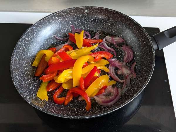 Pasta con peperoni e menta: cremosa e profumata - Preparazione tappa 2