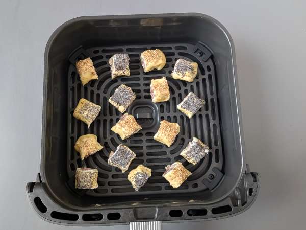 Rustici di salsiccia e formaggio in friggitrice ad aria - Preparazione tappa 9