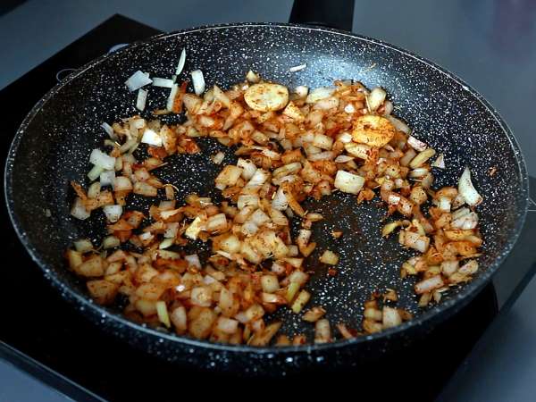 Risoni con pomodori e gamberetti: ricetta cremosa e facile - Preparazione tappa 3