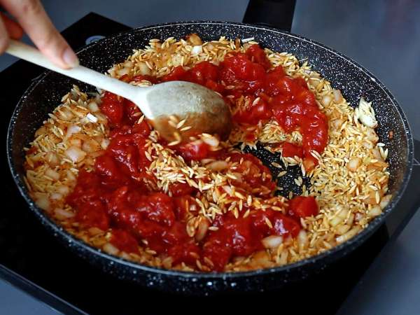 Risoni con pomodori e gamberetti: ricetta cremosa e facile - Preparazione tappa 4