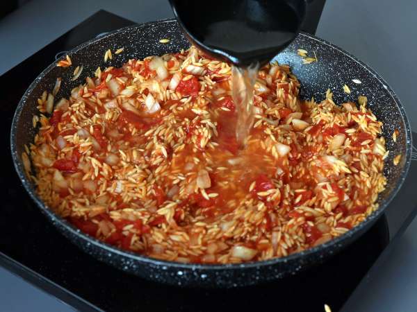 Risoni con pomodori e gamberetti: ricetta cremosa e facile - Preparazione tappa 5