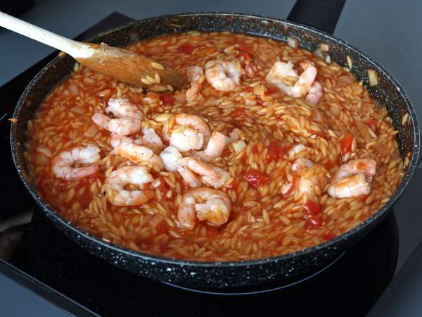 Risoni con pomodori e gamberetti: ricetta cremosa e facile - Preparazione tappa 6