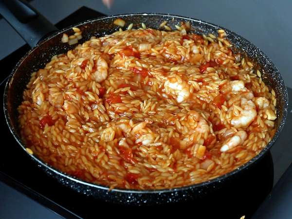 Risoni con pomodori e gamberetti: ricetta cremosa e facile - Preparazione tappa 7