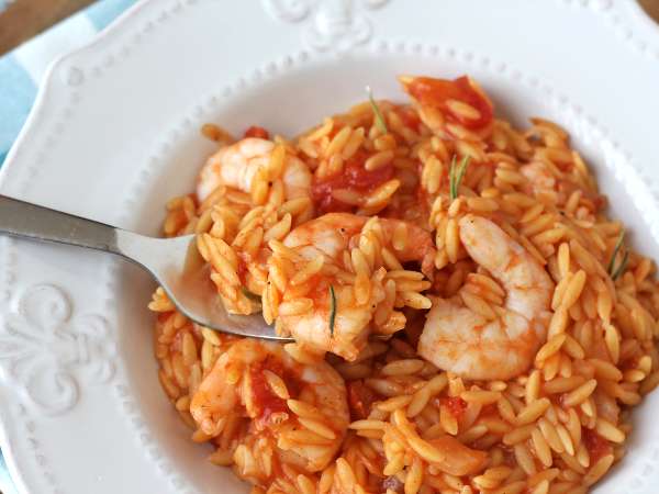 Risoni con pomodori e gamberetti: ricetta cremosa e facile - Preparazione tappa 8