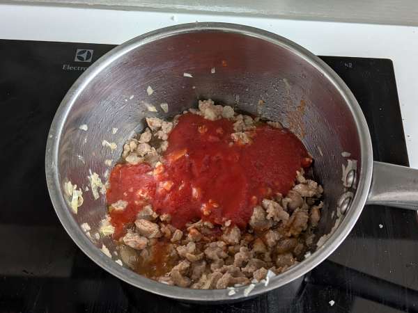 Timballo di rigatoni al forno con salsiccia, besciamella e mozzarella - Preparazione tappa 2