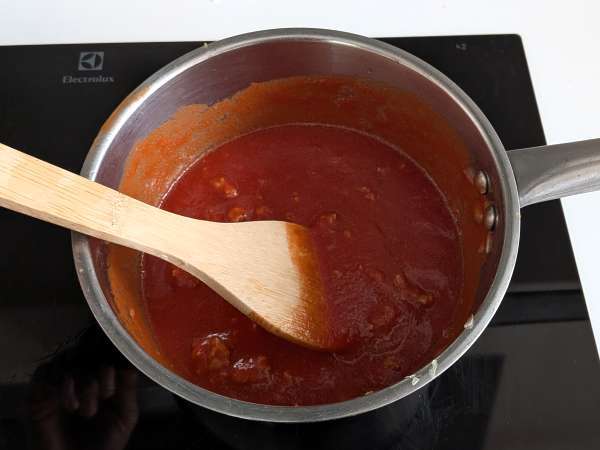 Timballo di rigatoni al forno con salsiccia, besciamella e mozzarella - Preparazione tappa 3