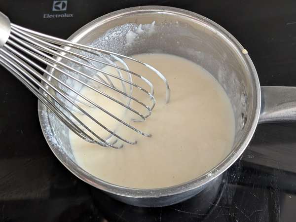 Timballo di rigatoni al forno con salsiccia, besciamella e mozzarella - Preparazione tappa 5