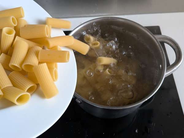 Timballo di rigatoni al forno con salsiccia, besciamella e mozzarella - Preparazione tappa 6