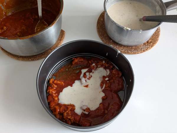 Timballo di rigatoni al forno con salsiccia, besciamella e mozzarella - Preparazione tappa 7