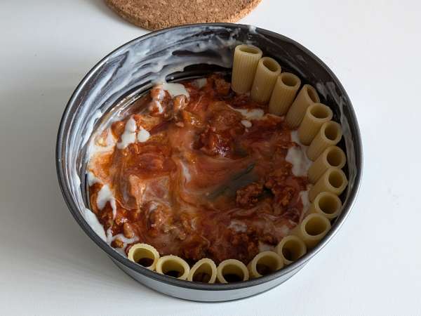 Timballo di rigatoni al forno con salsiccia, besciamella e mozzarella - Preparazione tappa 8