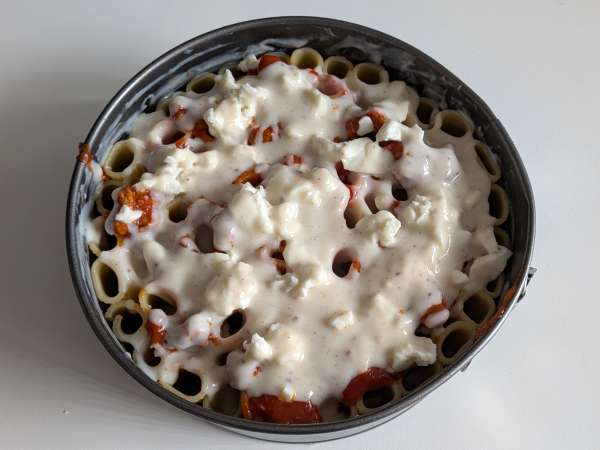 Timballo di rigatoni al forno con salsiccia, besciamella e mozzarella - Preparazione tappa 10