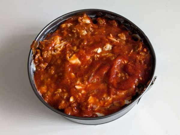Timballo di rigatoni al forno con salsiccia, besciamella e mozzarella - Preparazione tappa 11