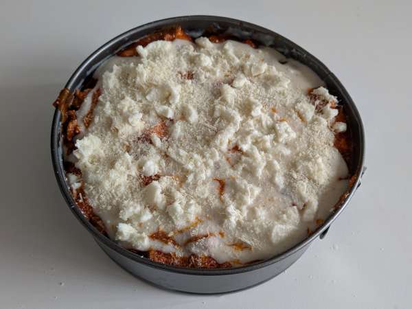 Timballo di rigatoni al forno con salsiccia, besciamella e mozzarella - Preparazione tappa 12