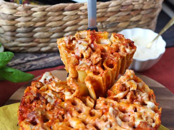 Timballo di rigatoni al forno con salsiccia, besciamella e mozzarella - Preparazione tappa 15