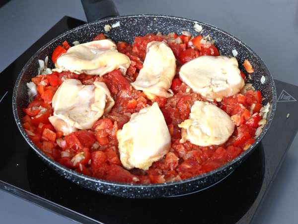 One pot con pollo, riso al pomodoro e peperoni - Preparazione tappa 6