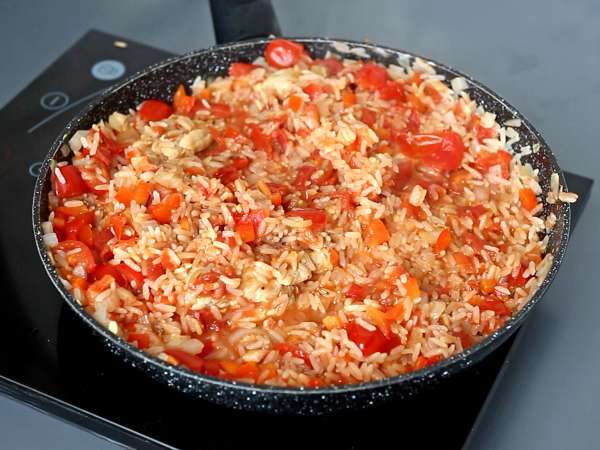 One pot con pollo, riso al pomodoro e peperoni - Preparazione tappa 9