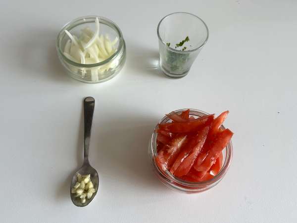 Sardine in scatola marinate con cipolla e pomodoro - Preparazione tappa 1