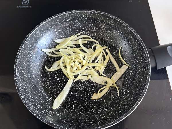 Sardine in scatola marinate con cipolla e pomodoro - Preparazione tappa 2