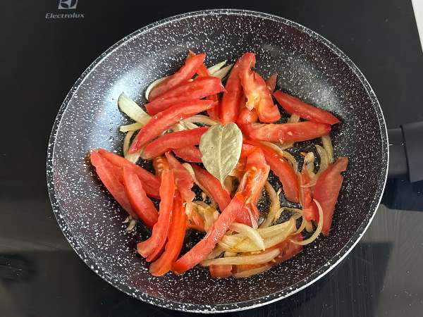 Sardine in scatola marinate con cipolla e pomodoro - Preparazione tappa 3