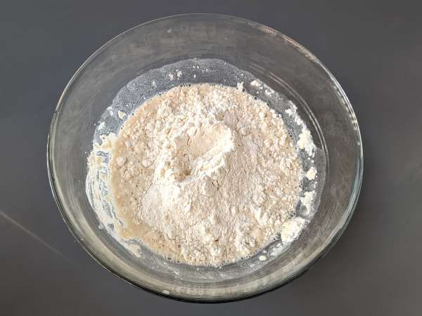 Focaccia alta e soffice con pomodorini, olive e origano - Preparazione tappa 2