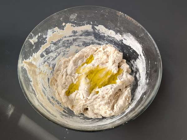 Focaccia alta e soffice con pomodorini, olive e origano - Preparazione tappa 3