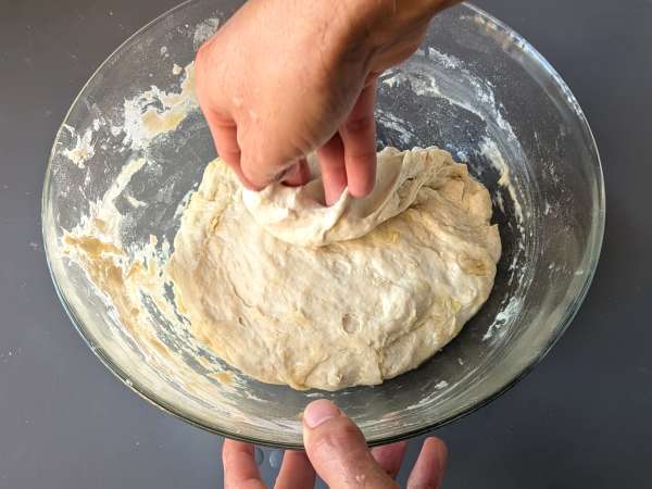 Focaccia alta e soffice con pomodorini, olive e origano - Preparazione tappa 5