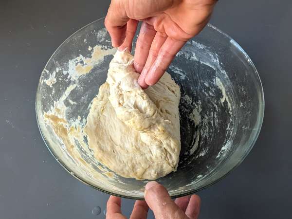 Focaccia alta e soffice con pomodorini, olive e origano - Preparazione tappa 6
