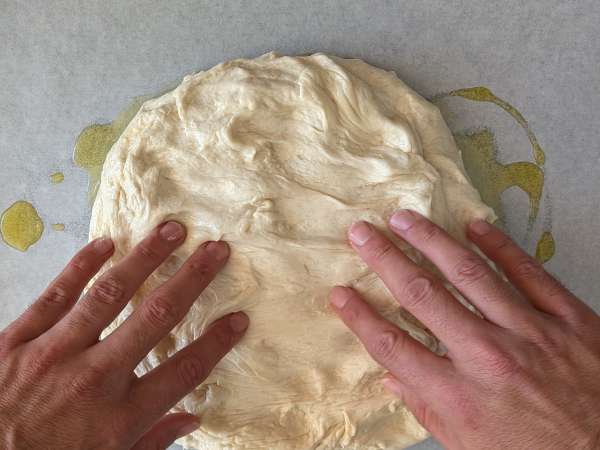 Focaccia alta e soffice con pomodorini, olive e origano - Preparazione tappa 8