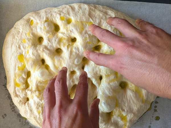 Focaccia alta e soffice con pomodorini, olive e origano - Preparazione tappa 10