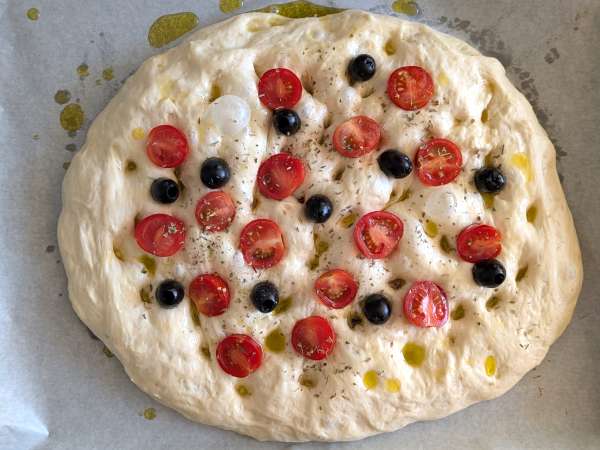 Focaccia alta e soffice con pomodorini, olive e origano - Preparazione tappa 11