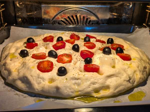 Focaccia alta e soffice con pomodorini, olive e origano - Preparazione tappa 12