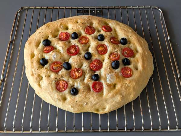 Focaccia alta e soffice con pomodorini, olive e origano - Preparazione tappa 13