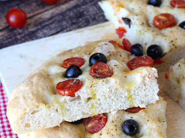 Focaccia alta e soffice con pomodorini, olive e origano - Preparazione tappa 14