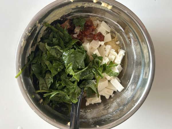 Cookies salati con feta, pomodori secchi e spinaci - Preparazione tappa 4