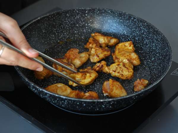 Udon al pollo con salsa cremosa al curry rosso thailandese e latte di cocco - Preparazione tappa 2