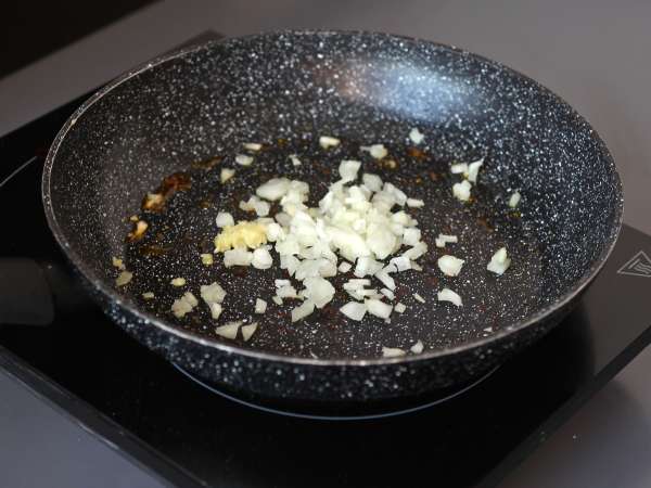 Udon al pollo con salsa cremosa al curry rosso thailandese e latte di cocco - Preparazione tappa 3