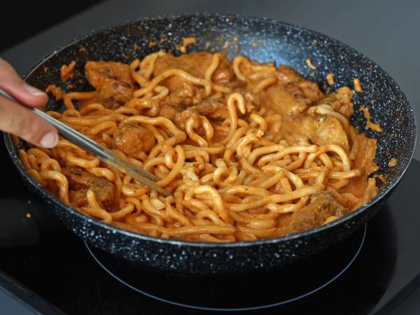 Udon al pollo con salsa cremosa al curry rosso thailandese e latte di cocco - Preparazione tappa 5