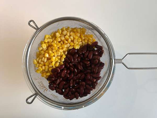 Insalata proteica di quinoa con fagioli rossi, mais e avocado - Preparazione tappa 3