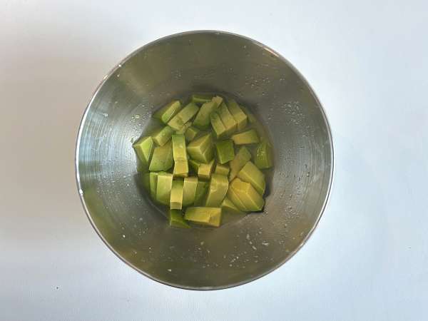Insalata proteica di quinoa con fagioli rossi, mais e avocado - Preparazione tappa 5