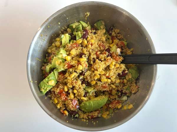 Insalata proteica di quinoa con fagioli rossi, mais e avocado - Preparazione tappa 7