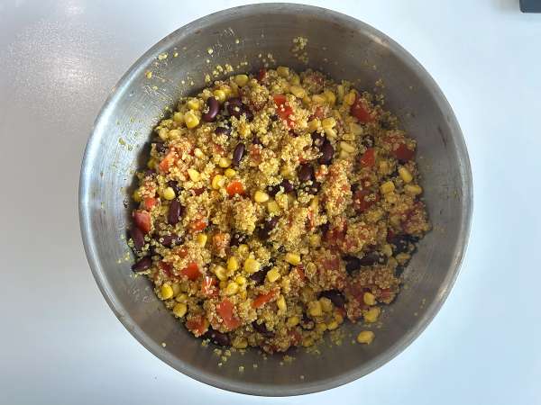 Insalata proteica di quinoa con fagioli rossi, mais e avocado - Preparazione tappa 6