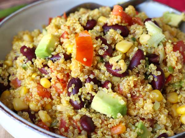 Insalata proteica di quinoa con fagioli rossi, mais e avocado - Preparazione tappa 8