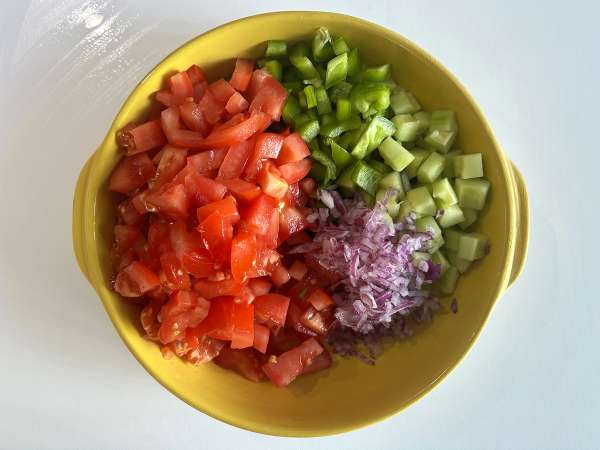 Insalata di lenticchie, feta ed edamame con verdure croccanti - Preparazione tappa 1