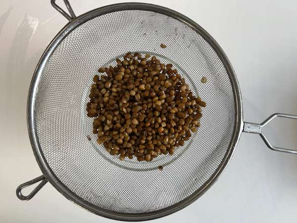 Insalata di lenticchie, feta ed edamame con verdure croccanti - Preparazione tappa 2